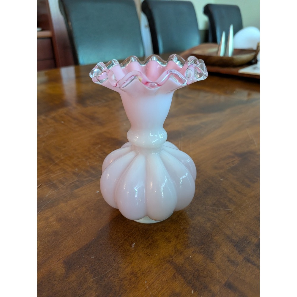 Beautiful Vintage Fenton "Peach Crest" Melon Bud Vase Delicate